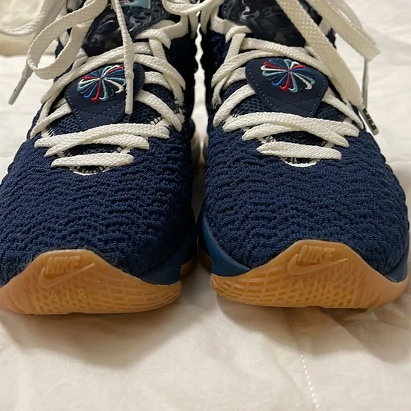 Nike LeBron 17 UConn 2020 Basketball Shoes Sz 7.5 Men / 9 Women New - Picture 2 of 10